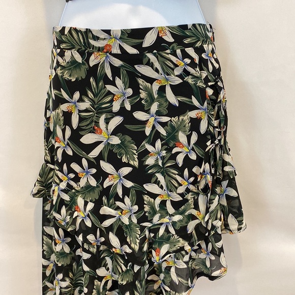 LF Seek the Label asymmetrical floral mini skirt with ruffle hem S NWT - Picture 3 of 15